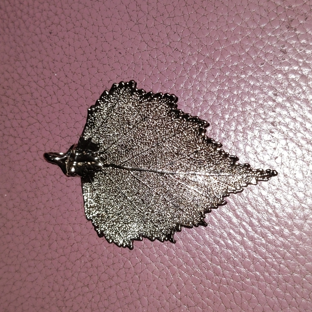 Real leaf dipped in silver pendant - necklace